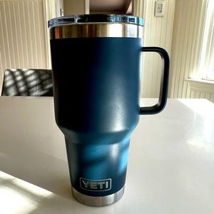 YETI RAMBLER® 30 OZ TRAVEL MUG
WITH STRONGHOLD™ LID NAVY